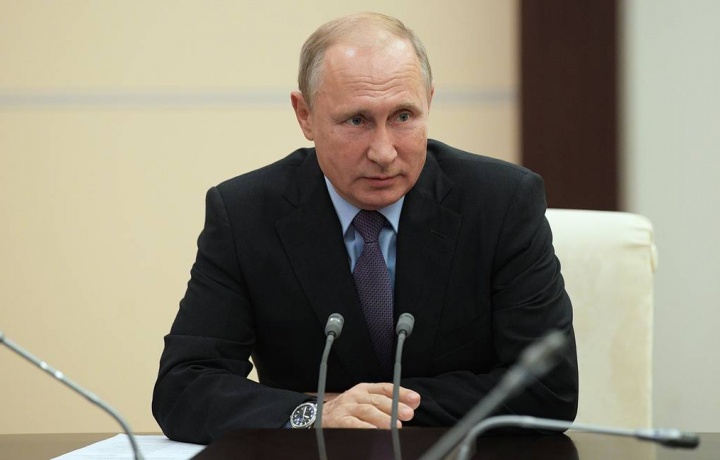 Putin o‘zining va Medvedevning oyligini oshirdi