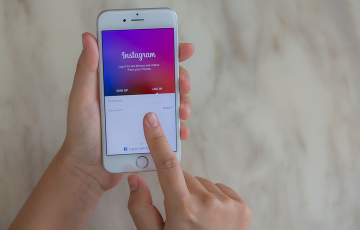 Как на iOS включить темную тему в Instagram
