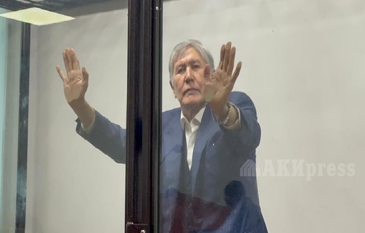 «Уроды! Подонки!»: Экс-президент Кыргызстана сорвал заседание суда (видео)