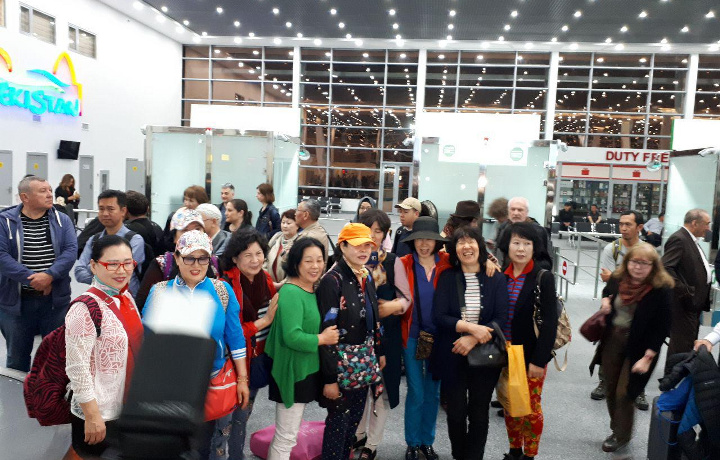 Baxshichilik festivali. Termiz aeroportida xorijlik san’atkorlar kutib olindi (foto)