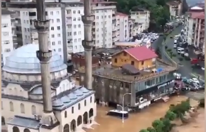 Ливни вызвали масштабные наводнения в Турции (фото+видео)