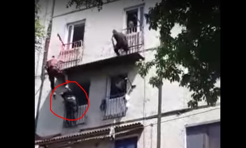 В Ташкенте спасли мужчину, пытавшегося покончить собой, спрыгнув с пятого этажа