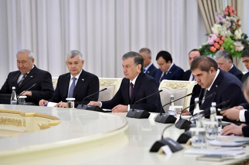 Шавкат Мирзиёев и Касым-Жомарт Токаев проводят переговоры в расширенном составе