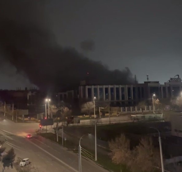 В Ташкенте несколько часов тушили крупный пожар в мебельном цеху
