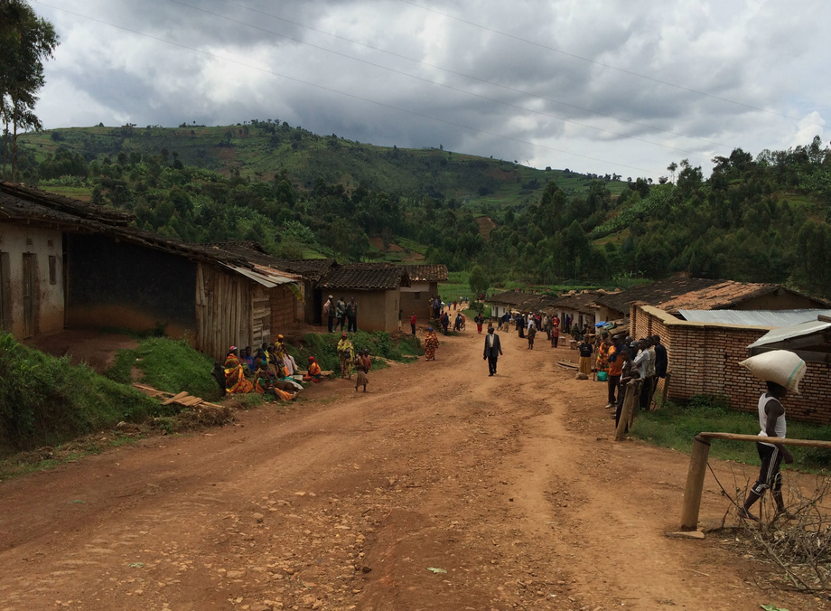 Бурунди: тўйдан қайтаётган юк машинаси дарёга қулаб, 16 киши ҳалок бўлди
