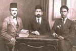 Ma’rifatparvar Saidnosir Mirjalilov, muftiy Sadriddinxon Sharifxo‘jayev va toshkentlik talaba. Istanbul, 1918 yil.