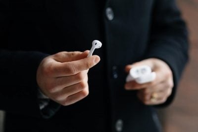 В США наушники AirPods помогли найти угнанное авто