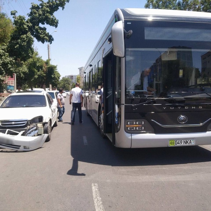 Авто на аварийке стояло попало с нарушением и попало в дтп