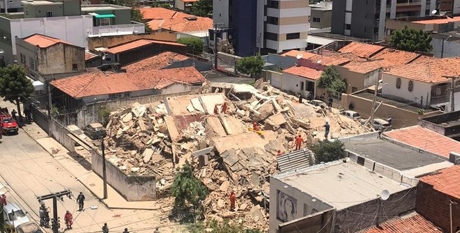 Семиэтажный жилой дом обрушился в Бразилии (видео)