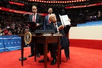 Трамп президентлигининг илк соатида баҳсли ҳужжатларга имзо чеккан. 