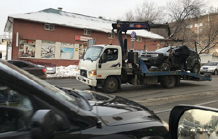 Bunaqasini ko‘rmagansiz! Marg‘ilonda YTHga uchragan avtomobillar «paradi» (video)