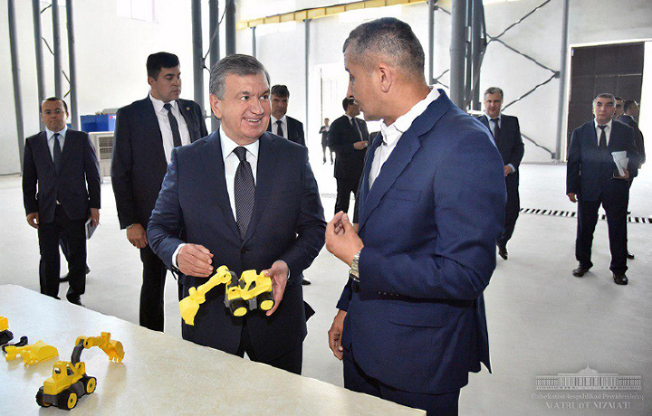 Shavkat Mirziyoyev o‘yinchoqlar ishlab chiqarish jarayoni bilan tanishdi