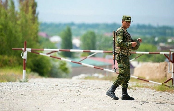 На границе Казахстана с Кыргызстаном обнаружен тайник с оружием