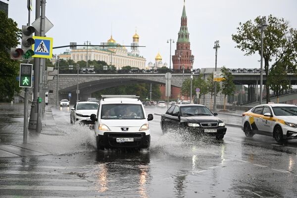 Москвада кучли довул оқибатида икки киши вафот этди,  ўнлаб жароҳатланганлар бор