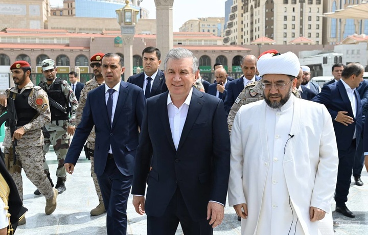 Shavkat Mirziyoyev payg‘ambarimiz qabrini ziyorat qildi (foto)