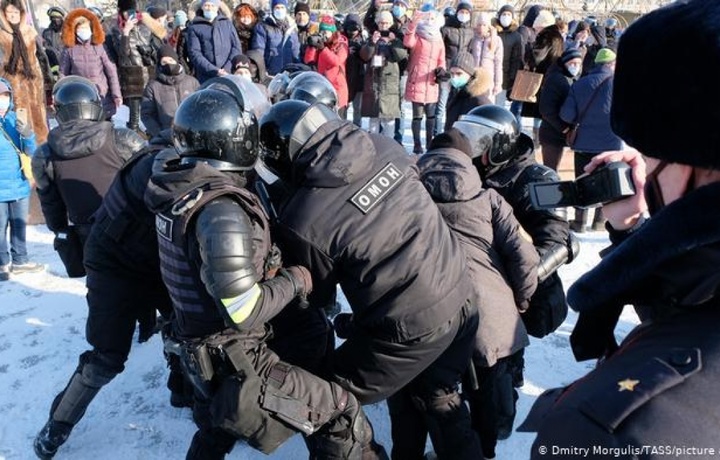 Журналистов задержали на акции протеста в поддержку Навального