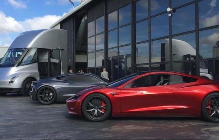 Илон Маск предложил оснастить электромобиль Tesla Roadster реактивным двигателем