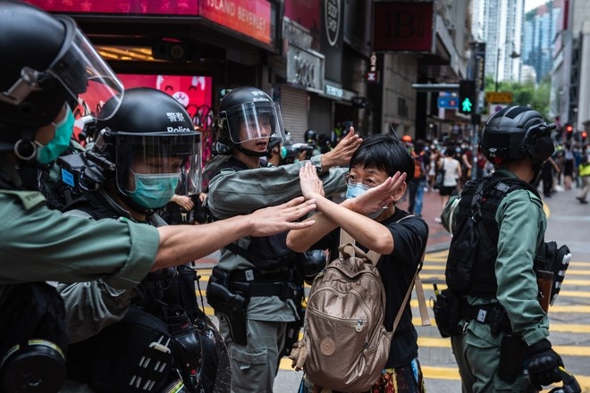 Полиция задержала более 100 участников акции протеста в Гонконге