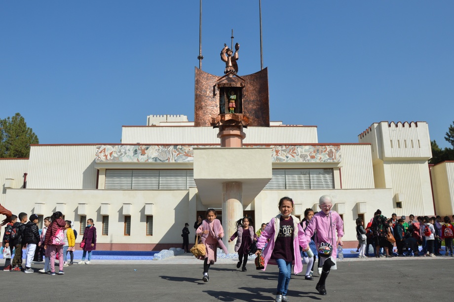 «Болаликка қайтиб»: Ўзбек миллий қўғирчоқ театридан фоторепортаж