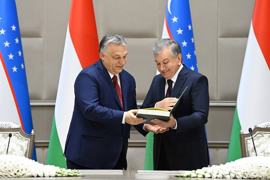 Шавкат Мирзиёев подарил Виктору Орбану книгу известного венгерского поэта на узбекском языке