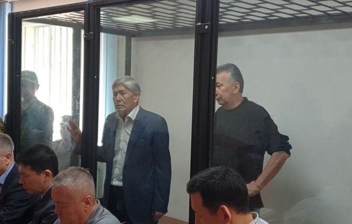 «Дайте мне пожизненное»: Алмазбек Атамбаев нарушил порядок в суде