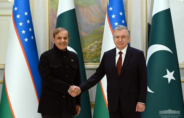 Шавкат Мирзиёев провел переговоры с премьер-министром Пакистана