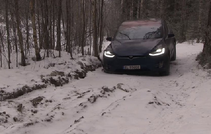 Юрмади. «Tesla Model X» Норвегия ўрмонларида муваффақиятсизликка учради