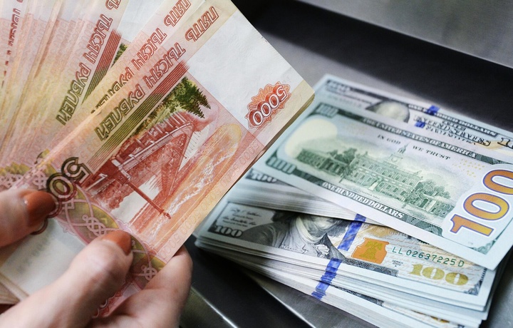 Rossiya rubli sezilarli oshdi, dollar biroz pasaydi