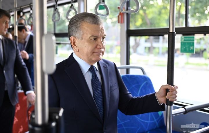 Президент оддий йўловчилар билан автобусда юрди (фото)