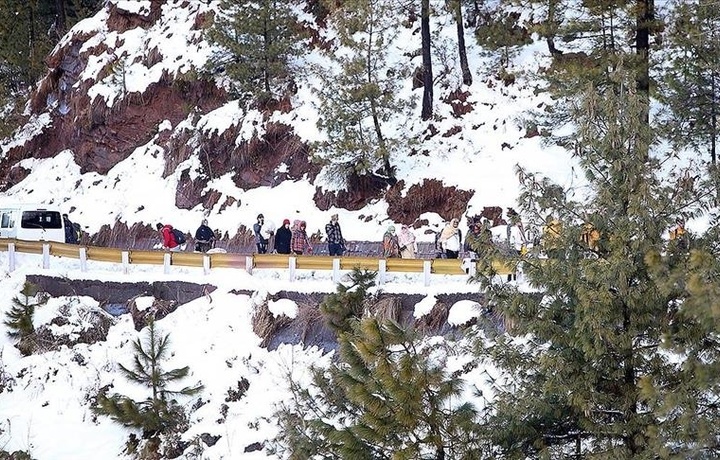 Число жертв снегопада на севере Пакистана возросло до 23 (фото)