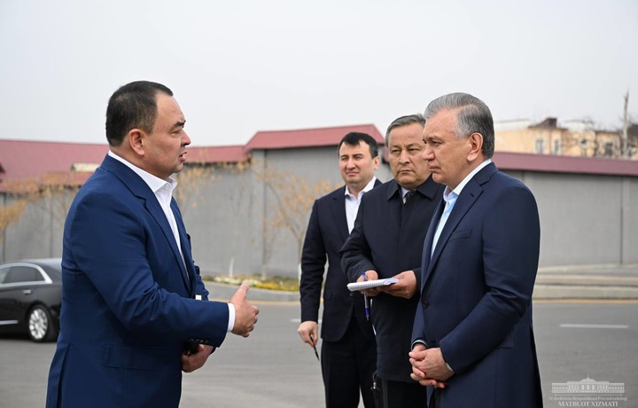 Президент посетил предприятия текстильного кластера в Андижанской области (фото)