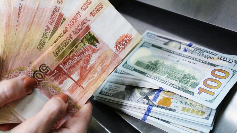 Rossiya rubli sezilarli oshdi, dollar biroz pasaydi