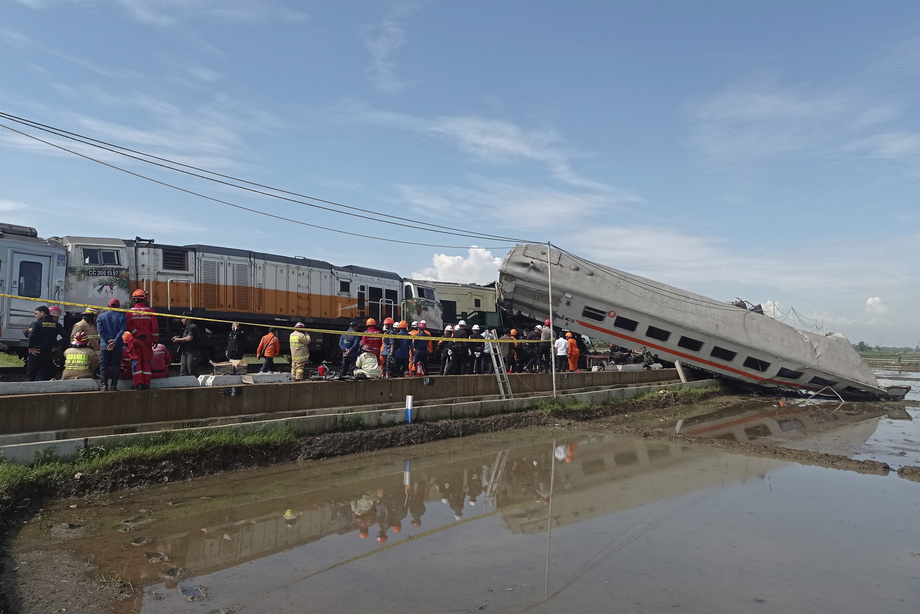 Индонезияда икки йўловчи поезди тўқнашиб кетди