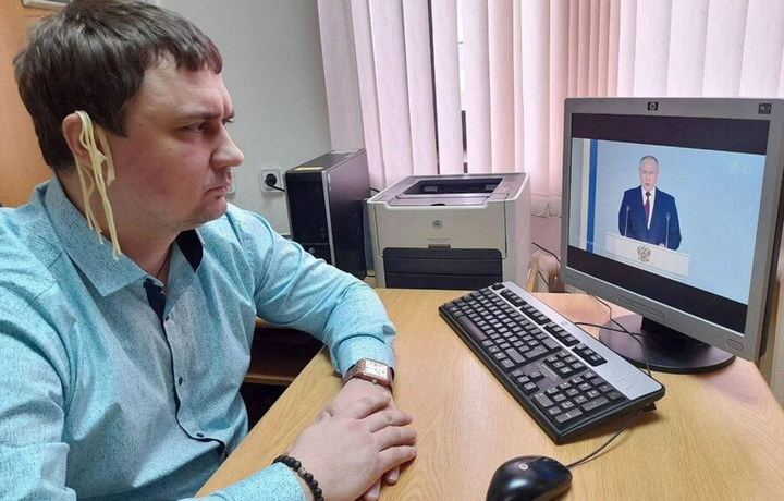 Путиннинг нутқини қулоғига лағмон осиб эшитган депутат жазоланди