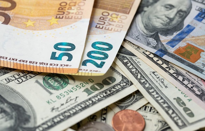 Объявлены курсы доллара, евро и рубля