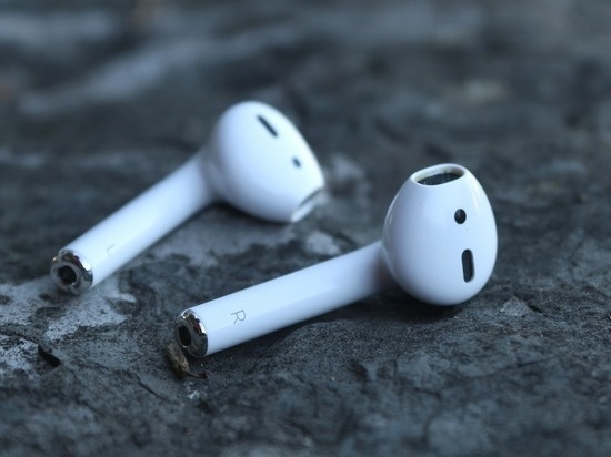 Ухлаётган одам «AirPods»ни ютиб юборди — наушник бутун...