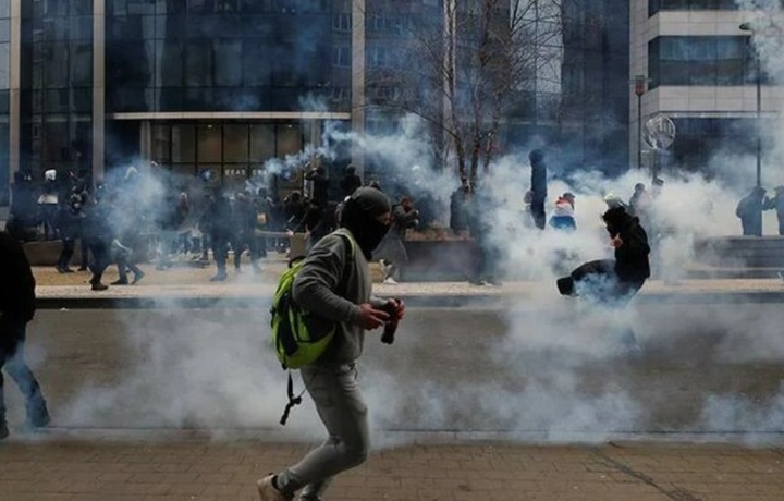 Протестующие разгромили штаб-квартиру внешнеполитической службы ЕС в Брюсселе