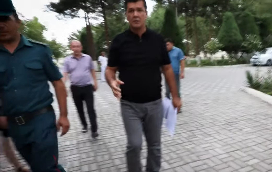 В Ташкенте замхокима Алмазарского района напал на сотрудников «Kun.uz» (видео)