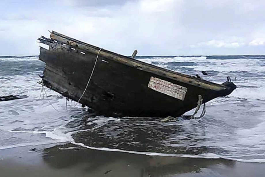 Лодку с мертвецами прибило к берегам Японии