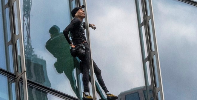 Французский «человек-паук» забрался на 152-метровый небоскрёб