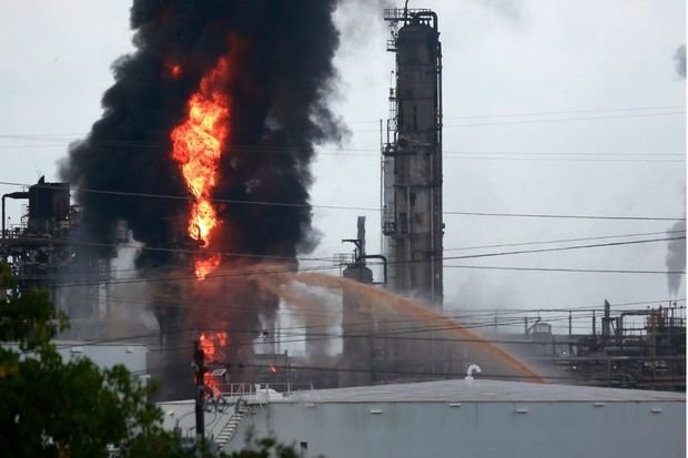 Во Франции произошел пожар на нефтеперегонном заводе