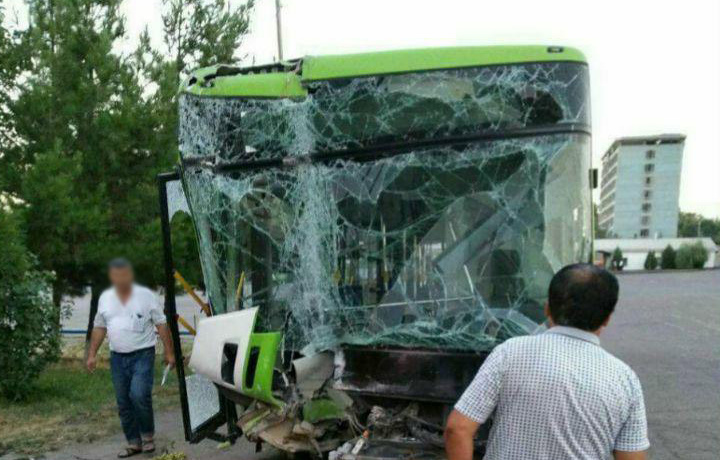 Kecha Toshkentda daraxtga borib urilgan avtobusning holati (foto)