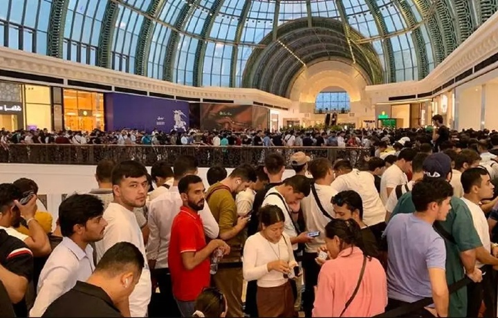 Люди заполонили Dubai Mall за день до продаж iPhone 15