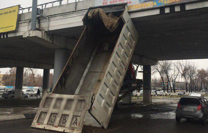Чилонзорда борти туширилмаган юк машинаси кўприкка урилди (фото)