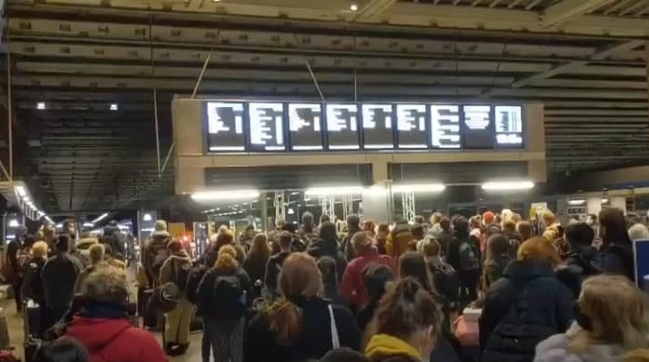 Karantin xabaridan so‘ng aholi Londonni ommaviy tark etishni boshladi (video)