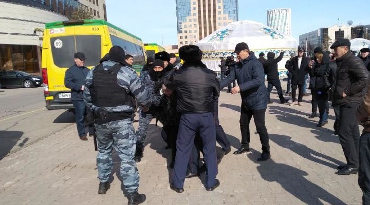 «Остона! Йўқ, Нурсултон!» Тарафдорлар ўртасида оммавий муштлашув содир бўлди