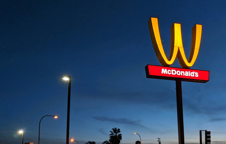 «McDonald`s» Халқаро Хотин-қизлар куни муносабати билан логотипини ўзгартирди