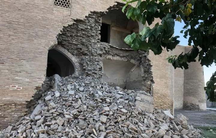Фото: В Бухаре обрушилась часть стены старинного медресе «Абдуллахон»