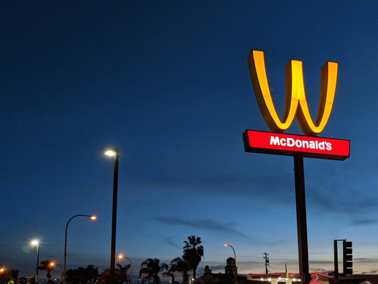 «McDonald’s» Xalqaro Xotin-qizlar kuni munosabati bilan logotipini o‘zgartirdi