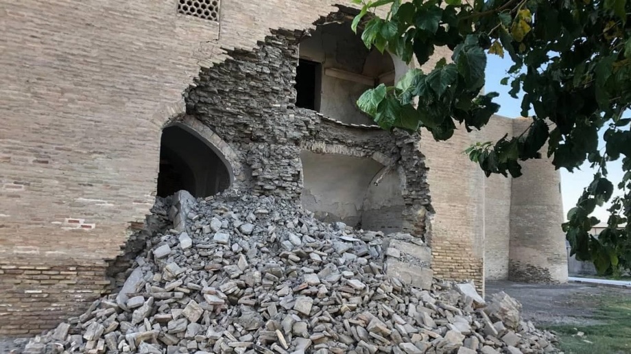 Фото: В Бухаре обрушилась часть стены старинного медресе «Абдуллахон»